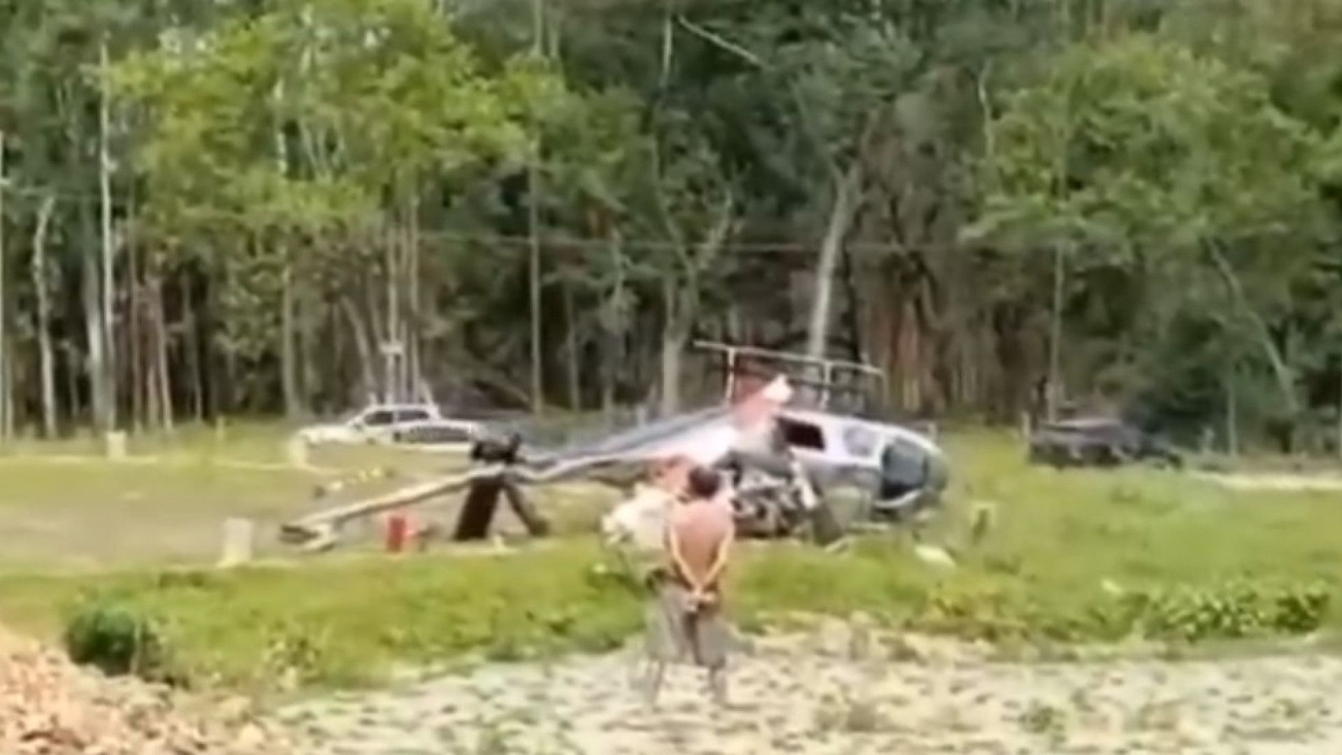 Helicóptero cai após decolagem em SC; vídeo