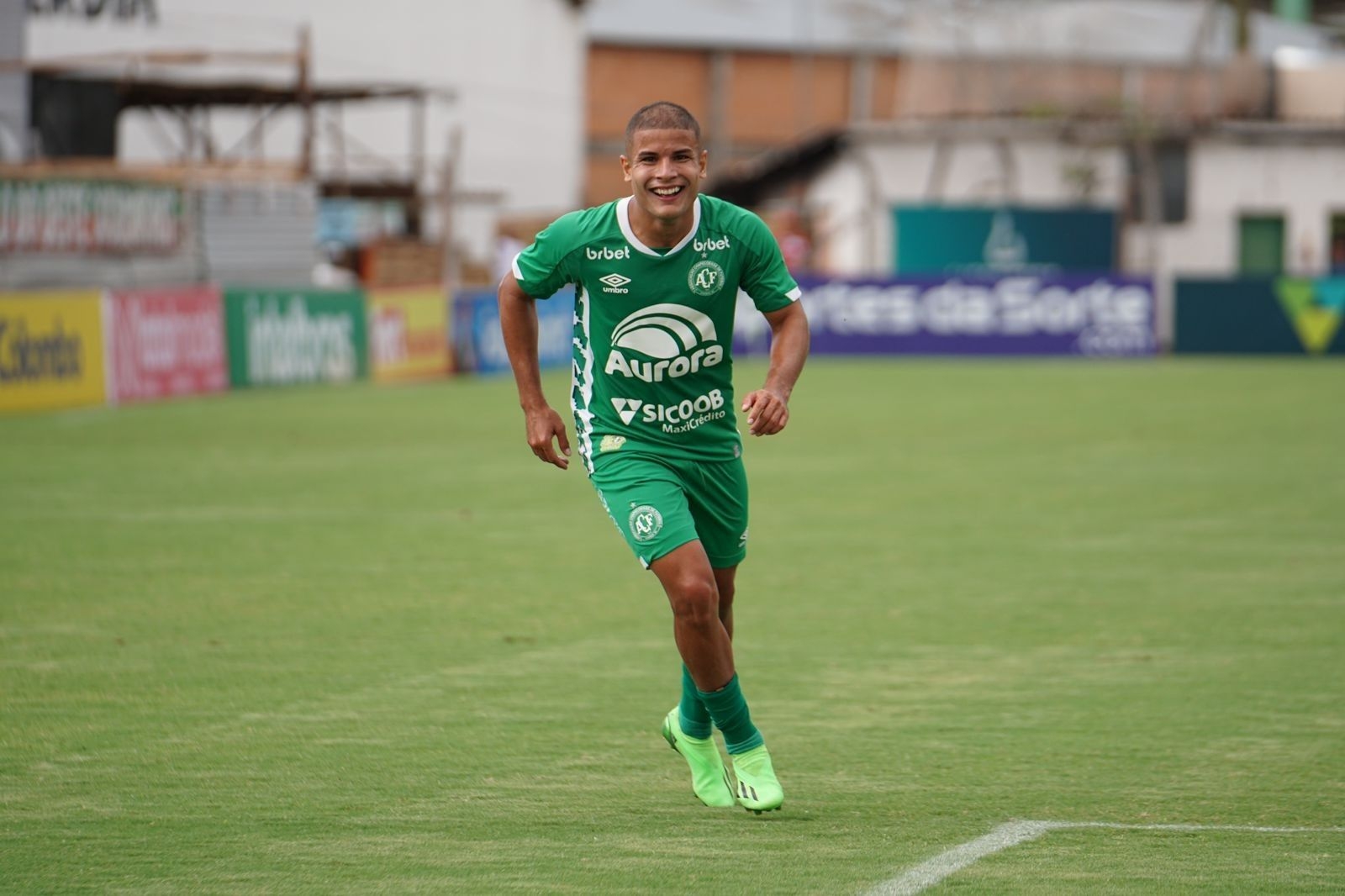 CSA contrata lateral Felipe Albuquerque para reforçar defesa