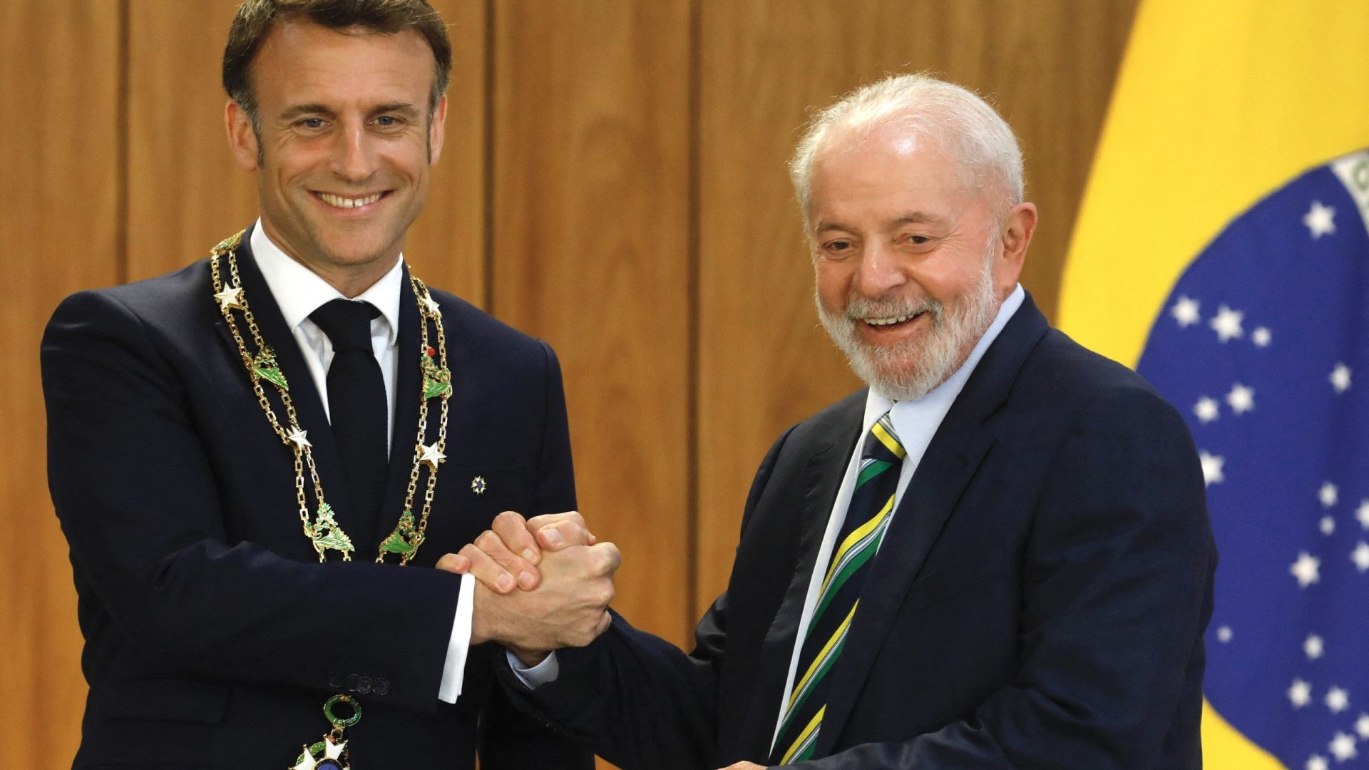 Lula concede a Macron a Ordem Nacional do Cruzeiro do Sul