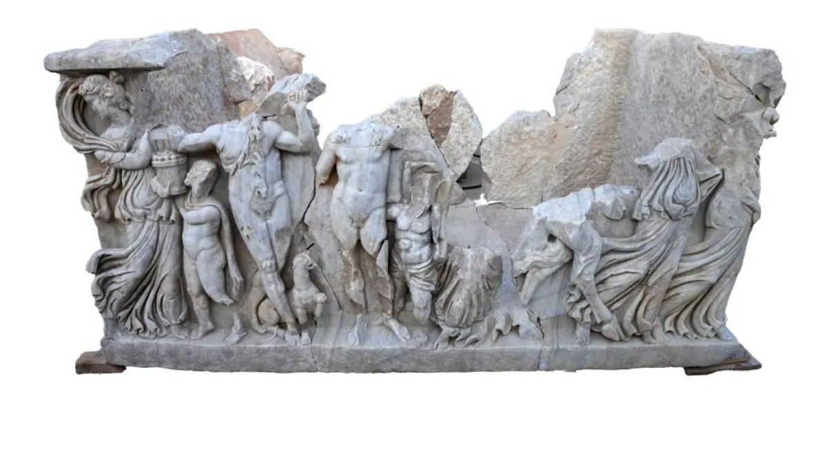 Descoberto sarcófago romano com Dionísio e Hércules bêbados