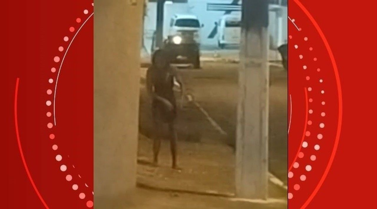 Mulher socorrida após ataque do marido em Maceió