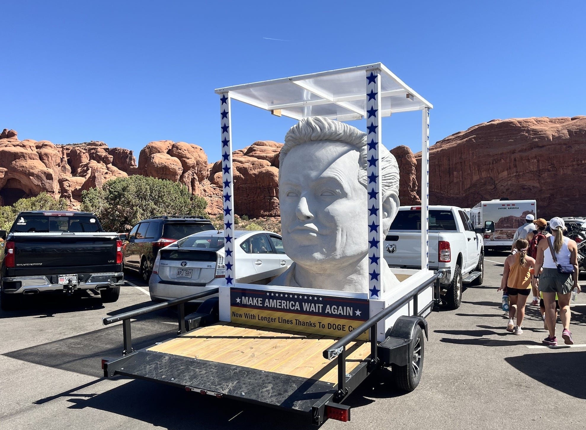 Busto Gigante de Elon Musk Surpreende em Parque de Utah