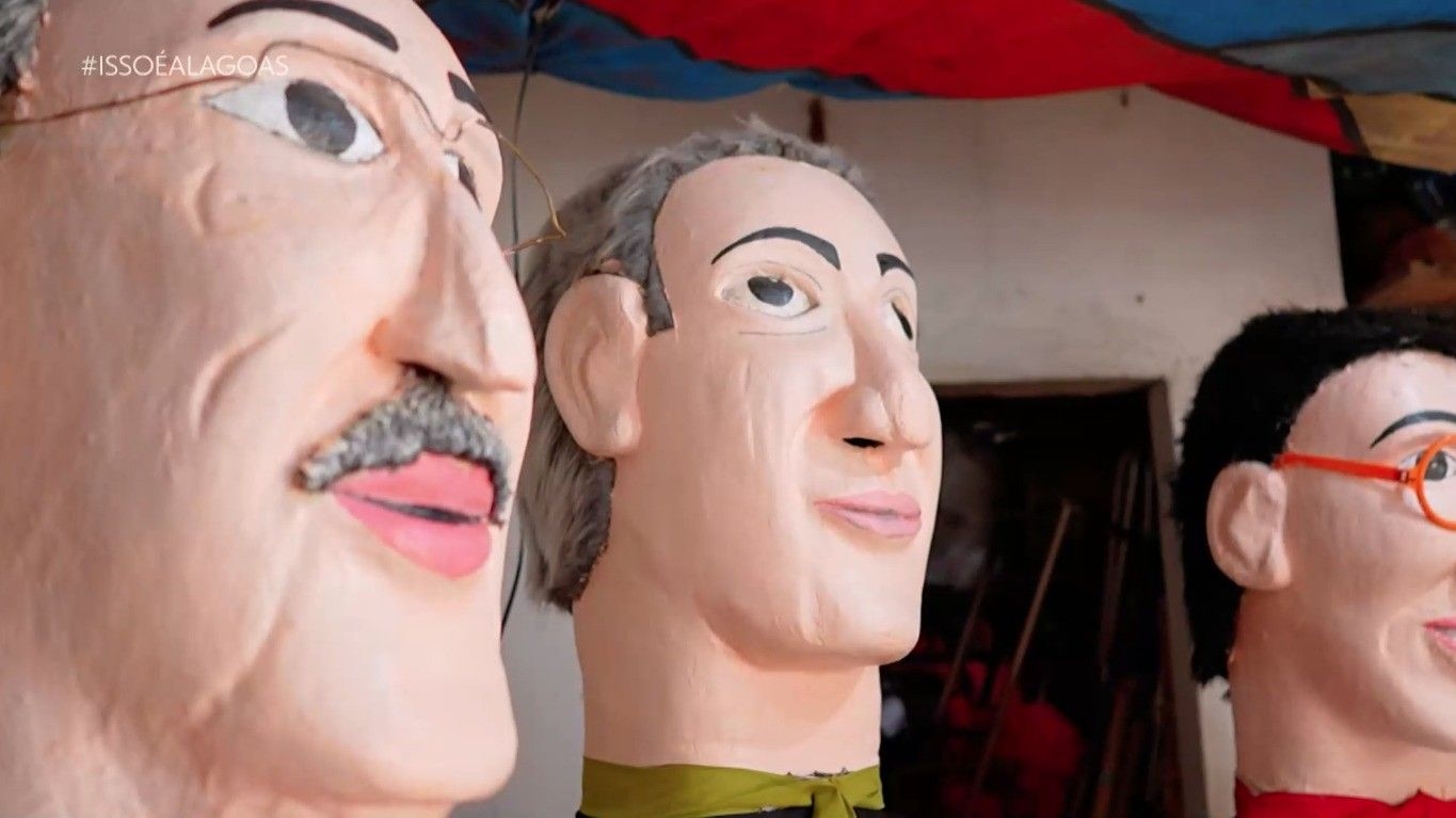 Artesão transforma isopor em bonecos gigantes em Alagoas