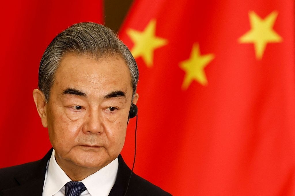 Wang Yi critica política de Trump e seus riscos globais