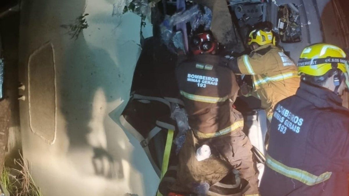 Motorista de ônibus com estudantes morre em acidente trágico