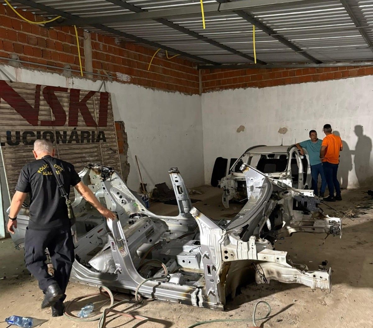 Galpão de desmanches de carros é identificado em Maceió