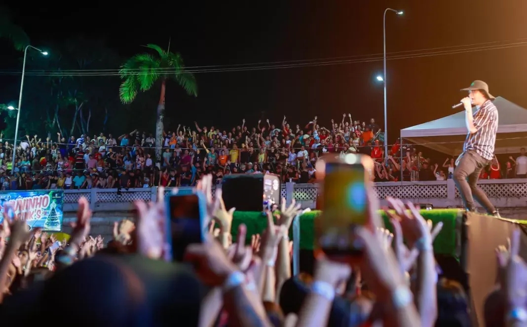 Público lota Arena Sinimbu na segunda noite da Festa de Bom Jesus em Penedo