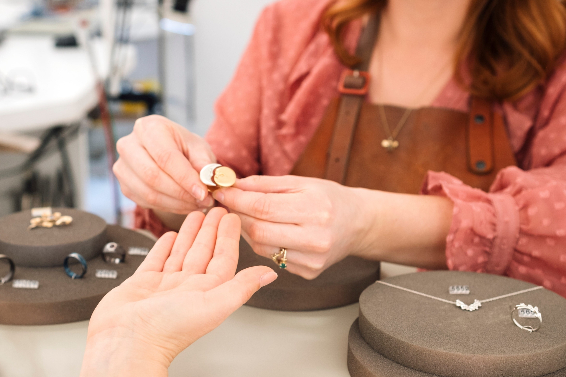 Ex-Executivo da CFA Institute Desvia Milhões e Compra Anel