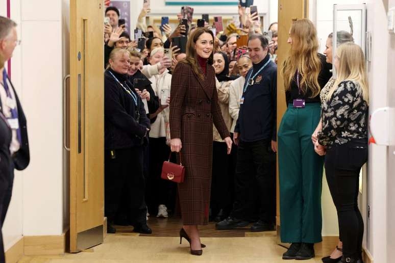 Kate Middleton diz que câncer 'está em remissão' após visita a hospital onde fez tratamento