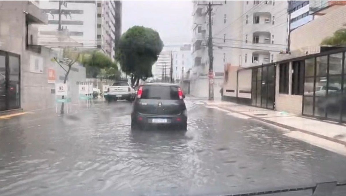 Chuva Alaga Ruas e Causa Transtornos em Maceió