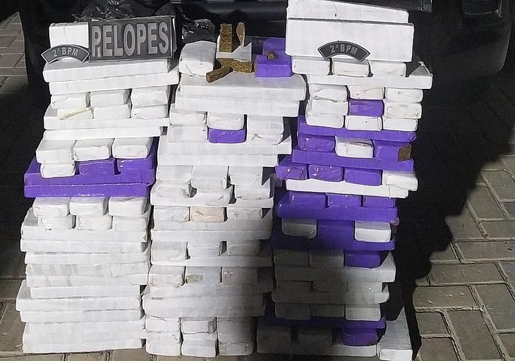 Dupla é presa com quase 160 kg de drogas no Benedito Bentes