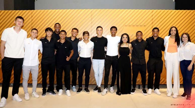 Atletas da base do Athletico celebram formatura do Ensino Médio no CT do clube