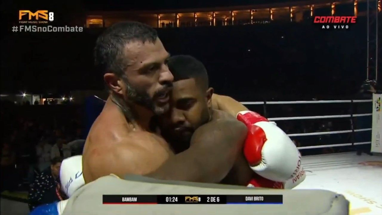 Internautas ironizam luta de boxe entre Davi Brito e Kleber Bambam