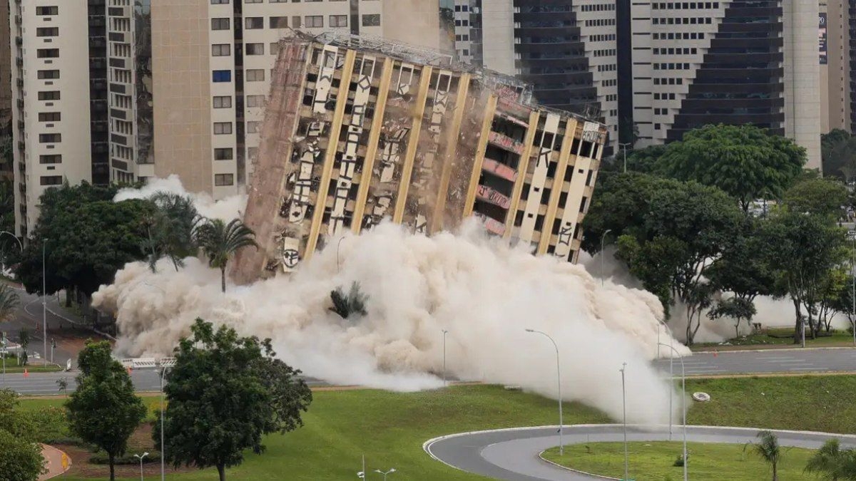 Implosão do hotel de luxo em Brasília acontece com sucesso