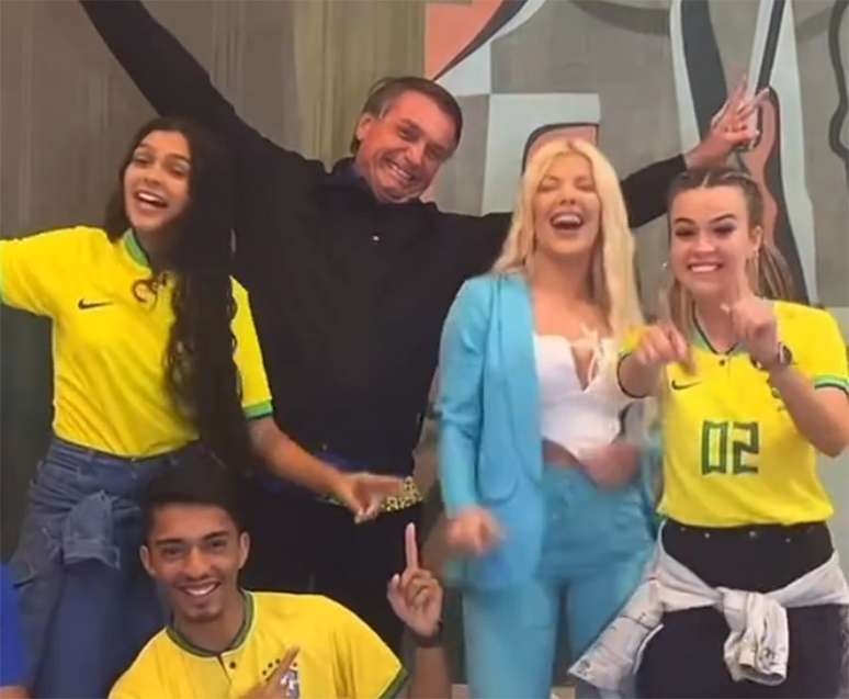 A Fazenda | Inconformismo de torcidas após Roça rende meme de pedido de voto impresso