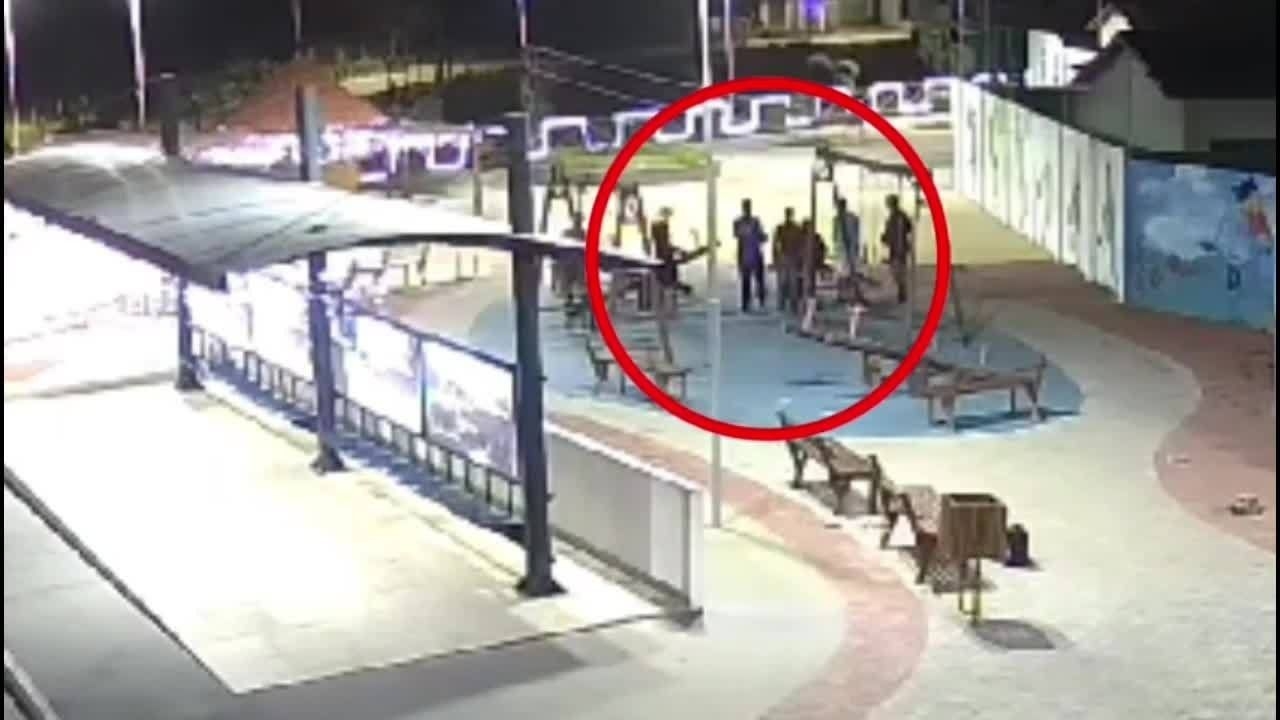 Polícia divulga imagens de criminosos que mataram jovem