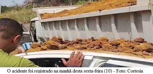 Vídeo: caminhão perde o freio e bate em barranco, na Avenida Leste-Oeste
