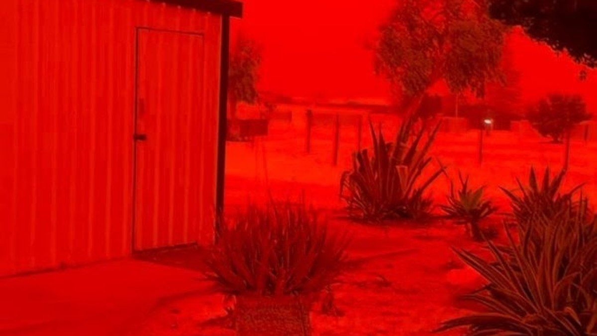 Ciclone Narelle transforma céu da Austrália em vermelho