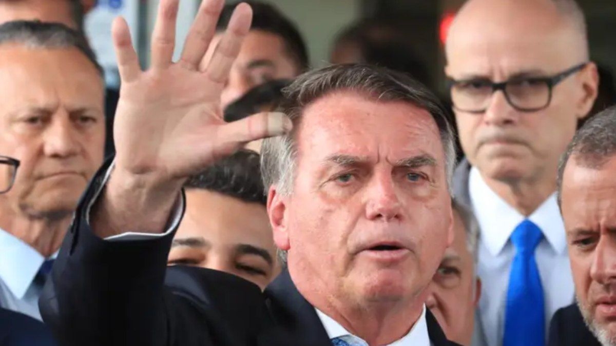 Moraes manda PF ouvir Bolsonaro em inquérito sobre Eduardo