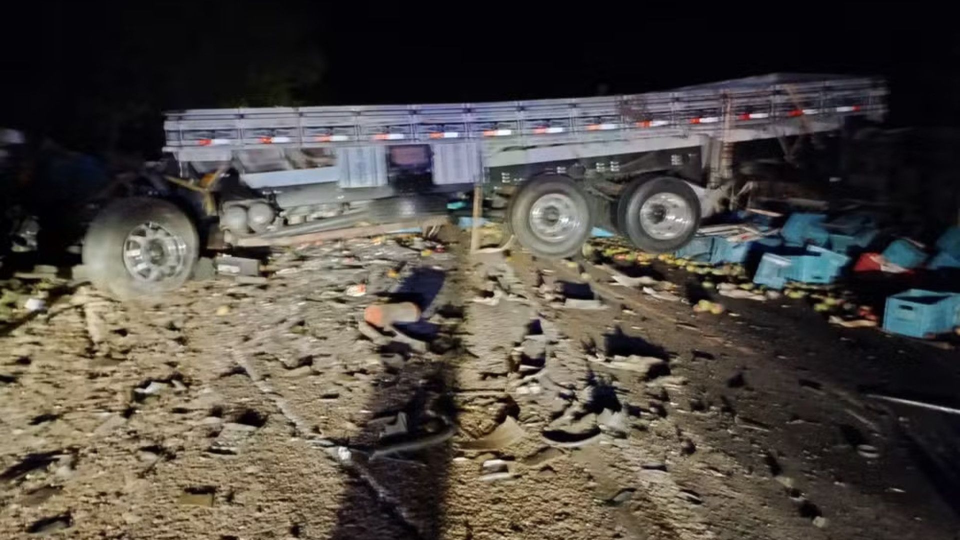 Batida entre caminhão e ônibus deixa 24 mortos e 6 feridos na Bahia