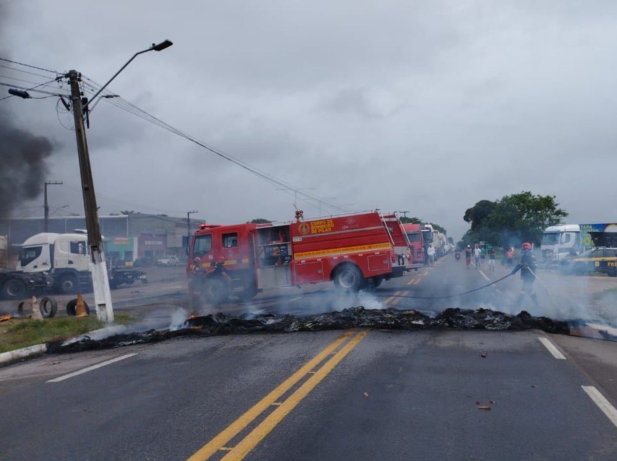Protesto em Pilar bloqueia BR-316 por falta d'água