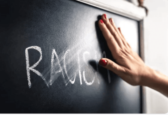 Mulher é indiciada por injúria após chamar menino de "macaco preto" no interior de AL