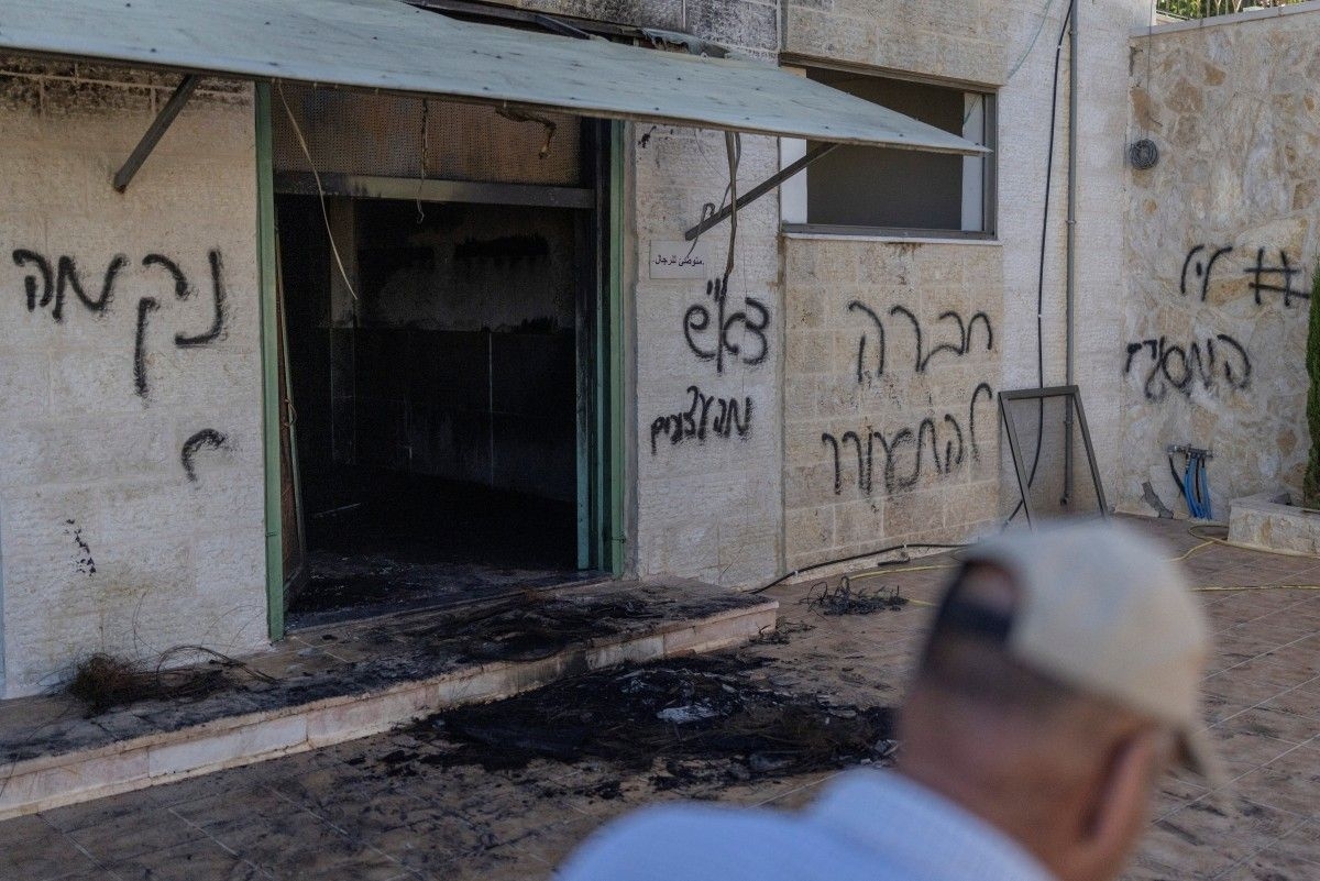 Colonos israelenses queimam mesquitas na Cisjordânia com violência crescente