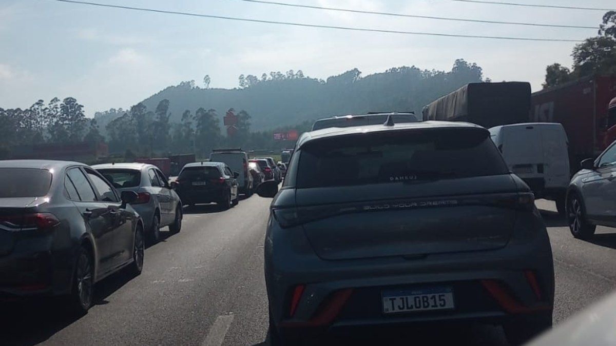 Veículo em chamas causa interdição na Rodovia dos Bandeirantes