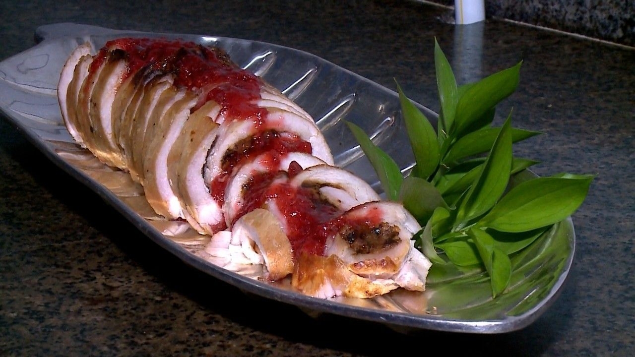 Lombo recheado com morango e castanha para o almoço