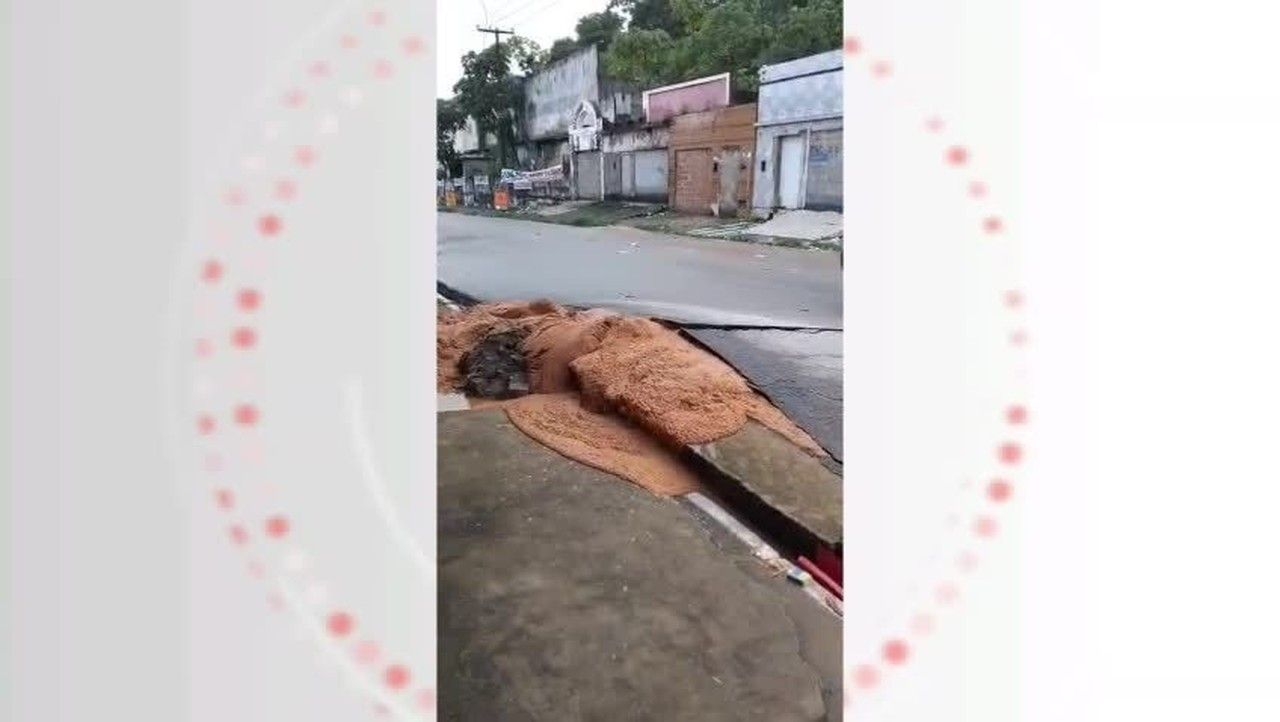 Barro jorra em rua de Maceió afetada pela Braskem