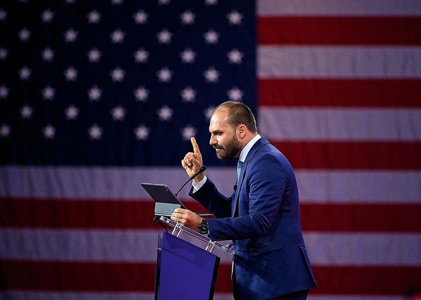 Moraes decide julgamento de ação contra Eduardo Bolsonaro