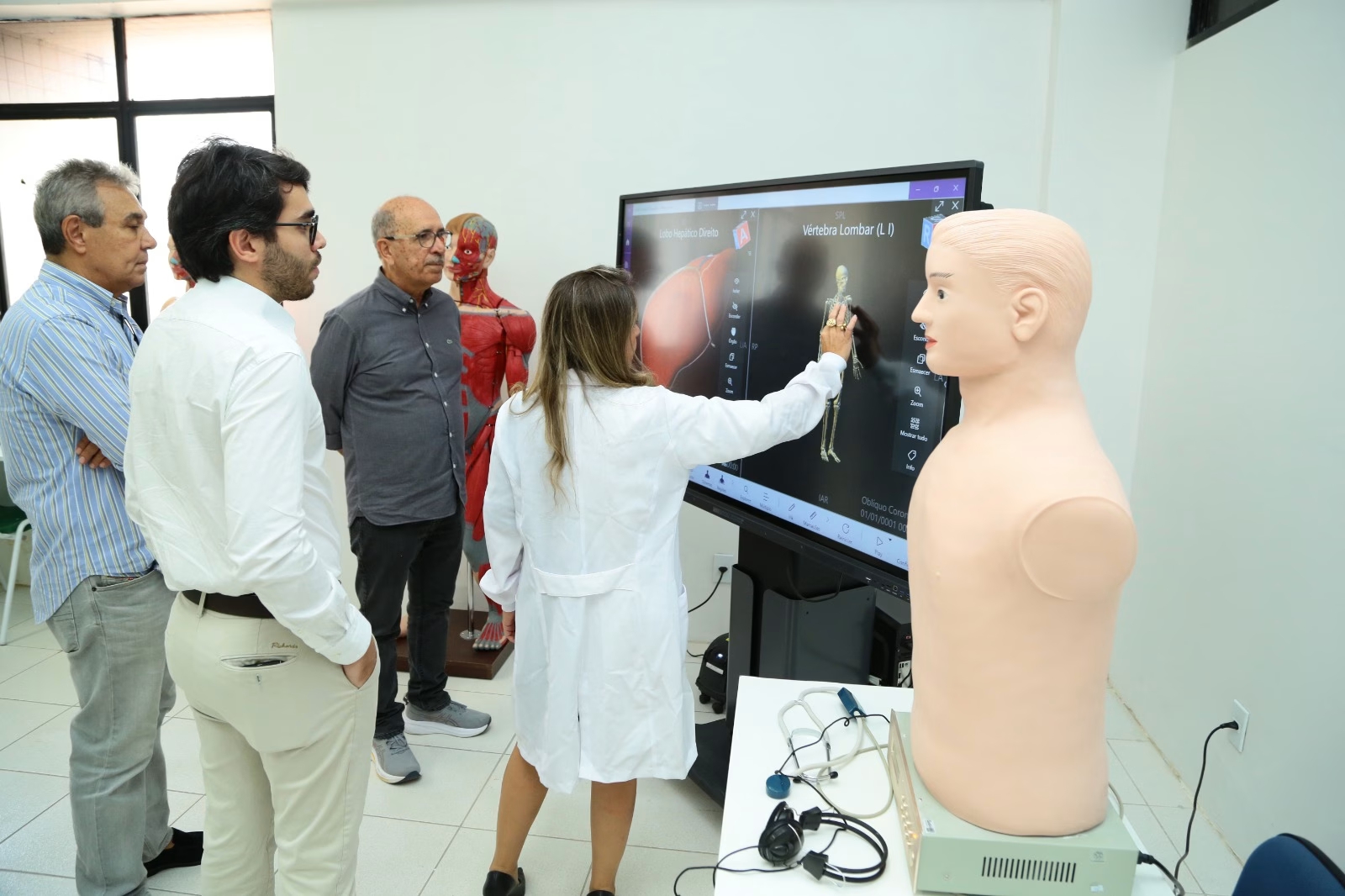 Ronaldo Lopes visita nova faculdade de medicina em Penedo