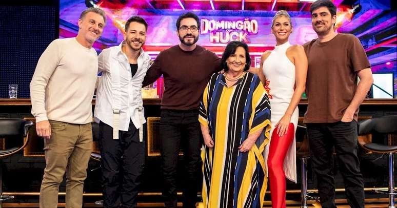 Domingão recebe o cantor Junior e o humorista Marcelo Adnet