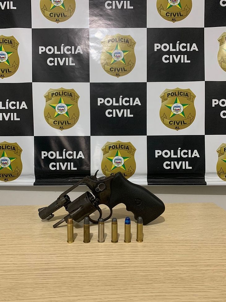 Menor é apreendido com revólver e balaclava em Maceió; arma seria de traficante