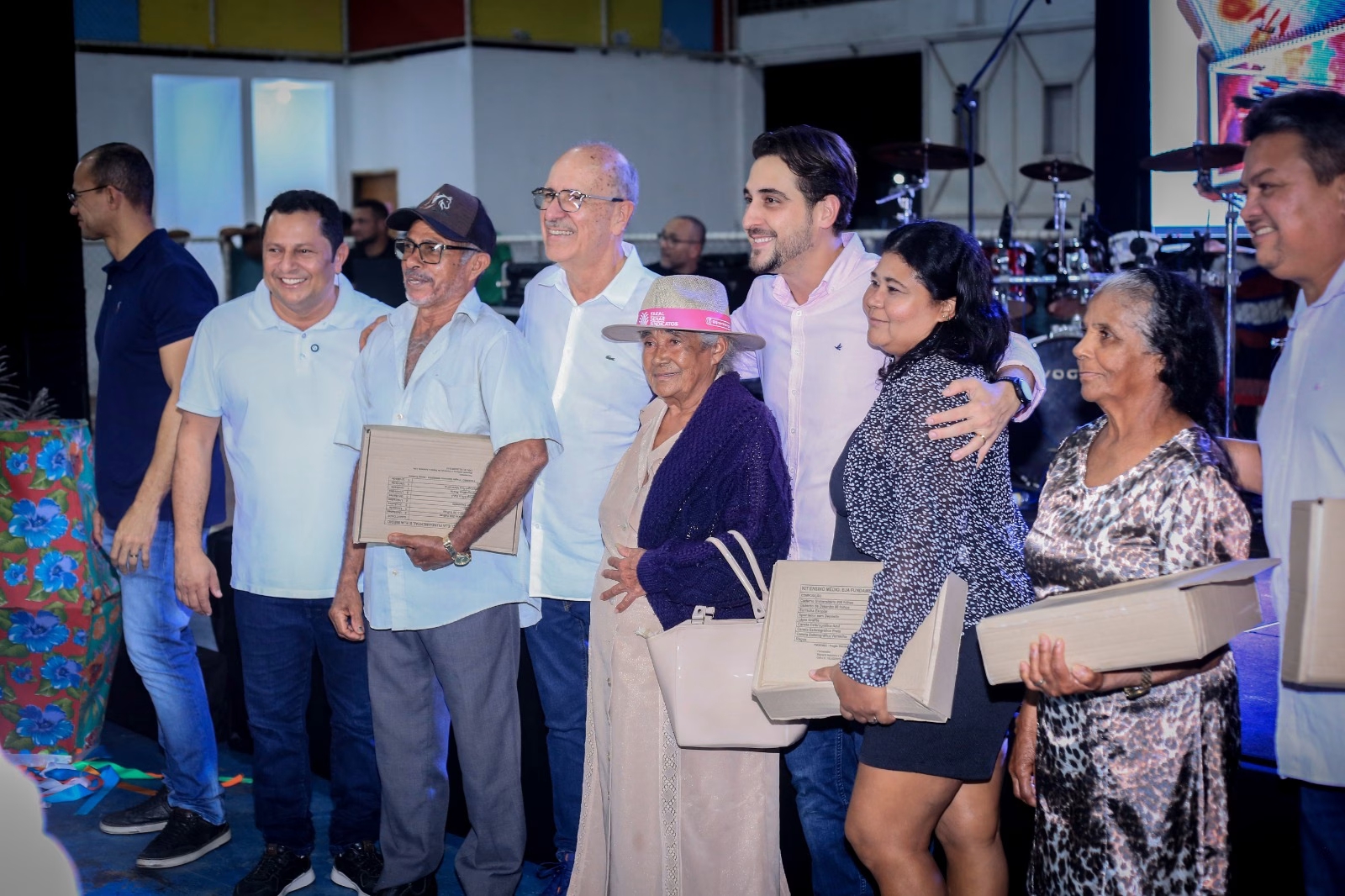 Prefeitura de Penedo distribui kits escolares para EJA