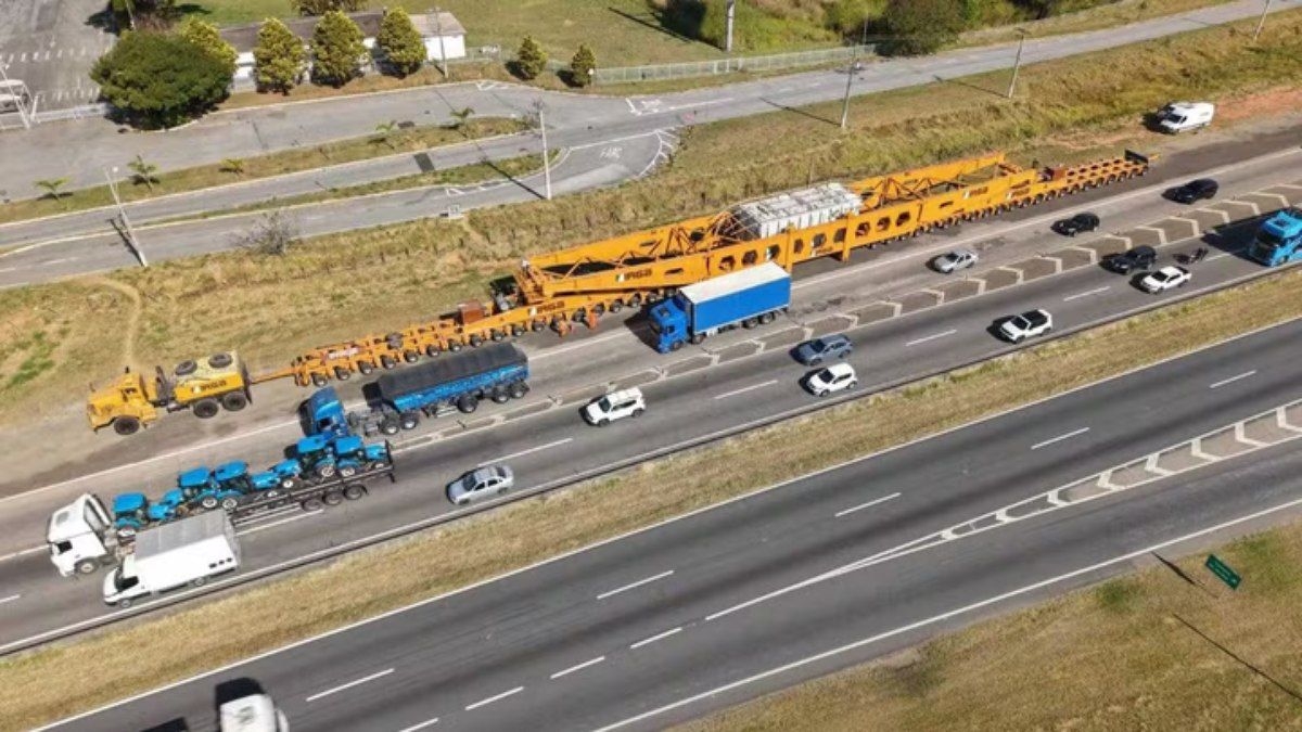 Carreta de 800 toneladas altera trânsito na Dutra