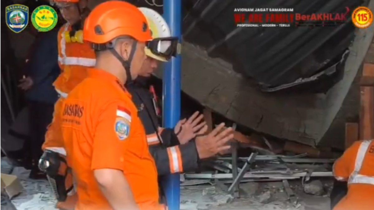 Desabamento de escola na Indonésia deixa mortos e feridos