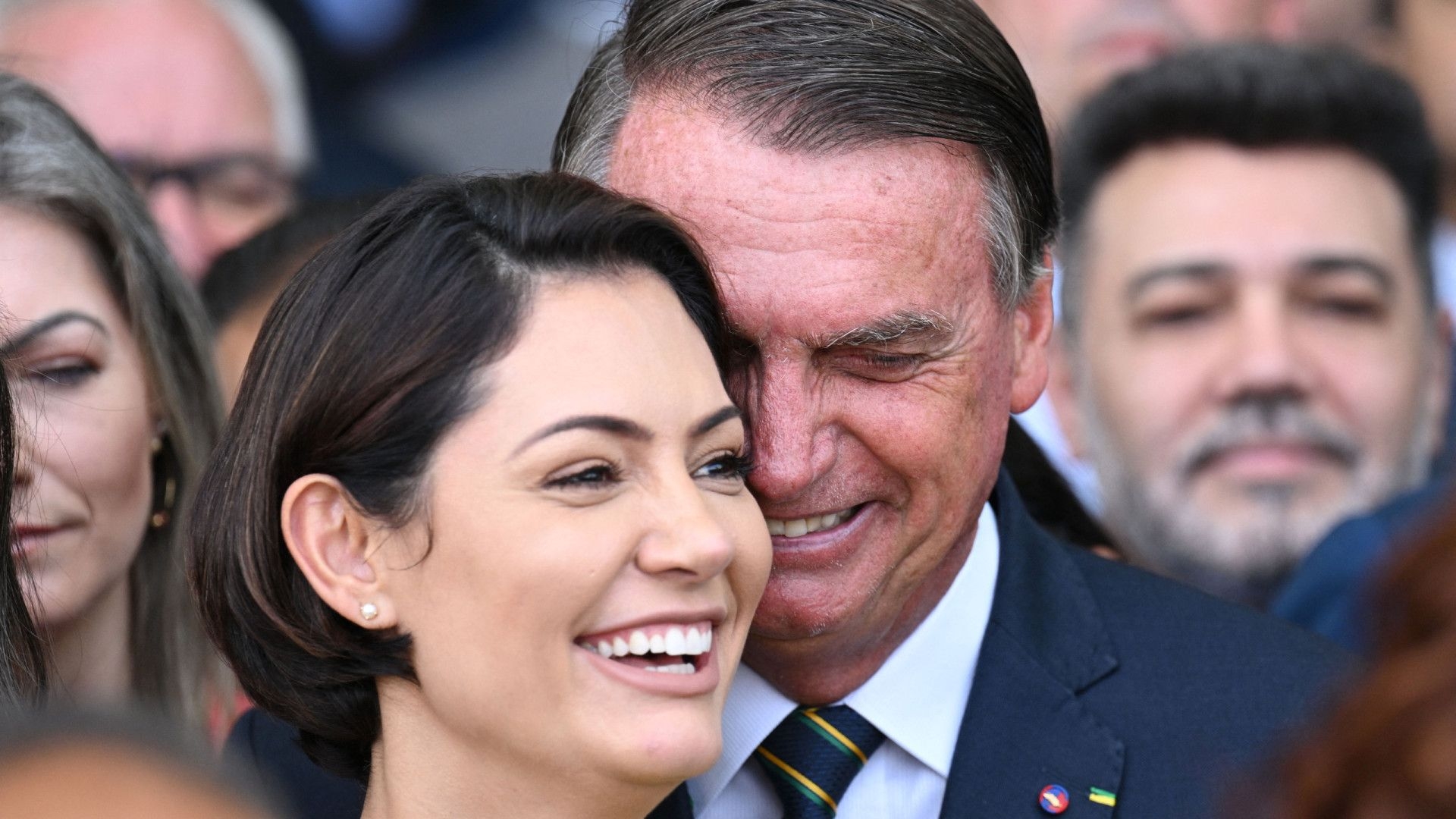 Clã Bolsonaro minimiza aniversário do 8/1, e Michelle homenageia réu morto na Papuda