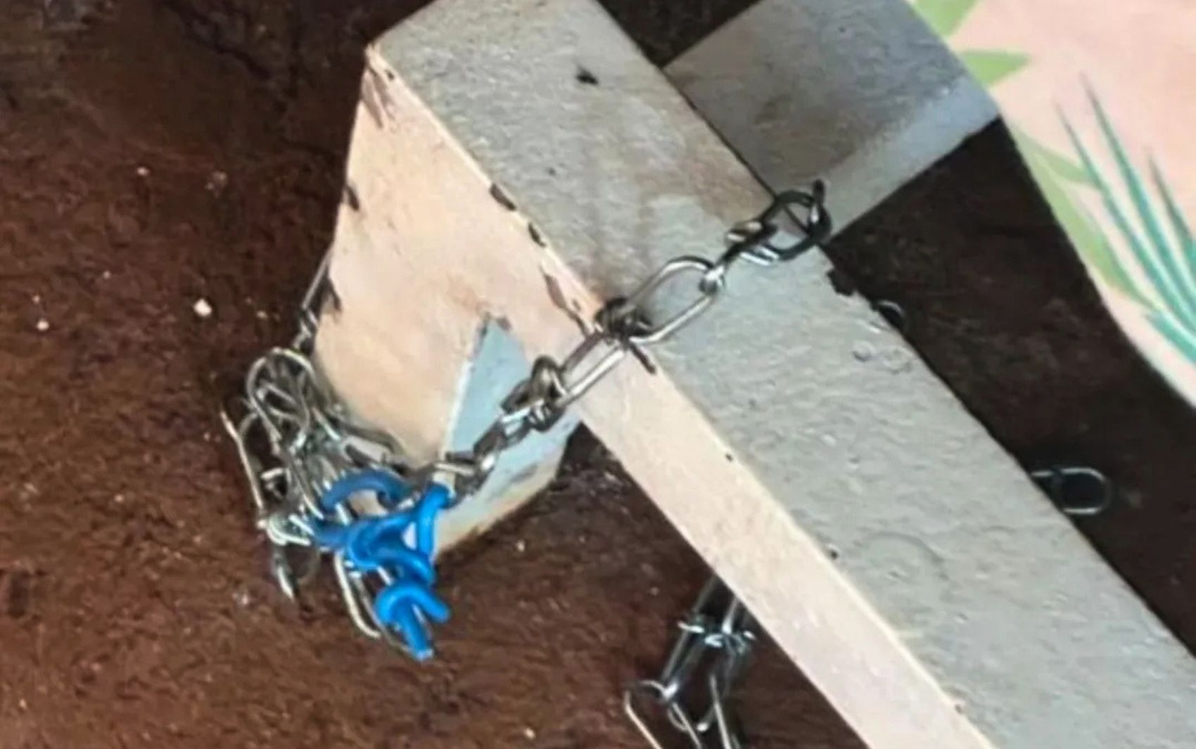 Mãe é presa por acorrentar e torturar o filho