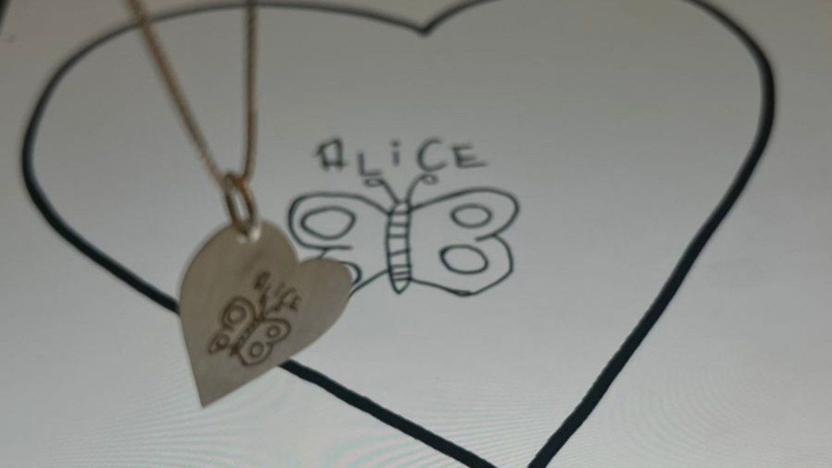 Escola Montessori celebra amor materno com joias infantis