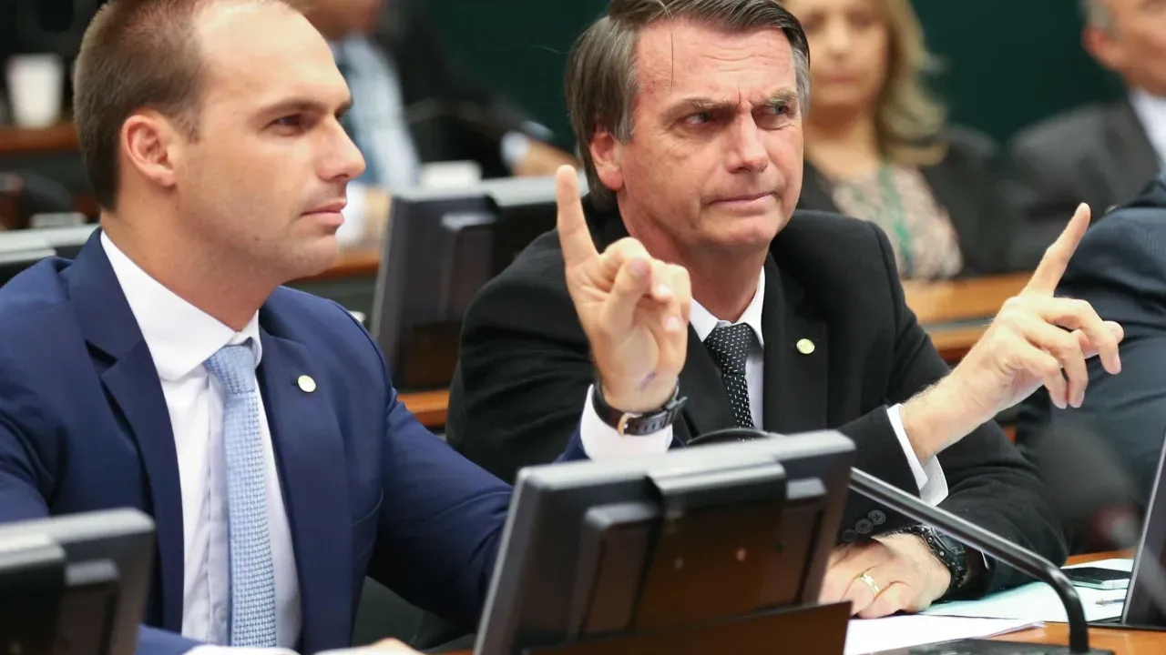 Polícia Federal indicia Jair e Eduardo Bolsonaro por golpe