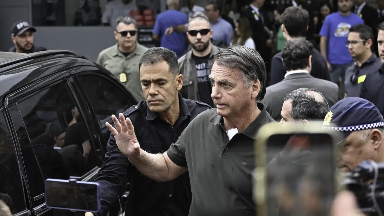 Bolsonaro deixa hospital e retorna à prisão domiciliar