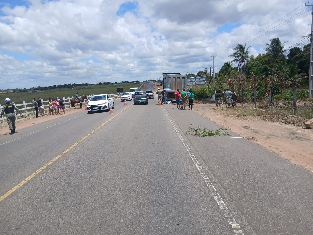 Motociclista morre após acidente com caminhão em AL