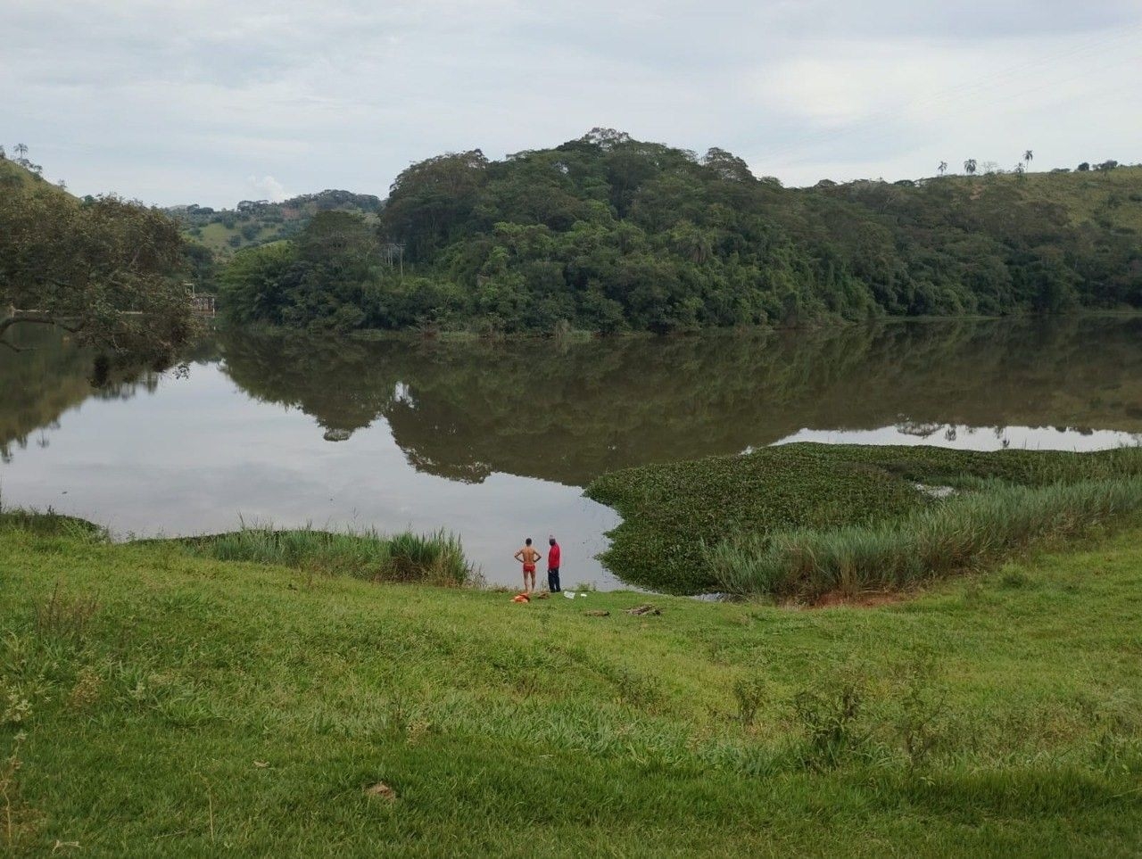 Homem morre afogado ao tentar atravessar represa em Minas