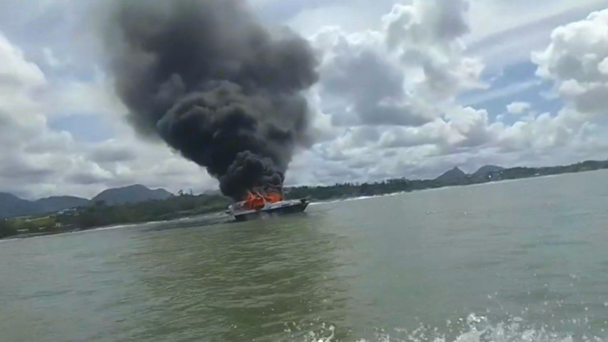 Lancha pega fogo em Guarapari; todos a bordo estão seguros