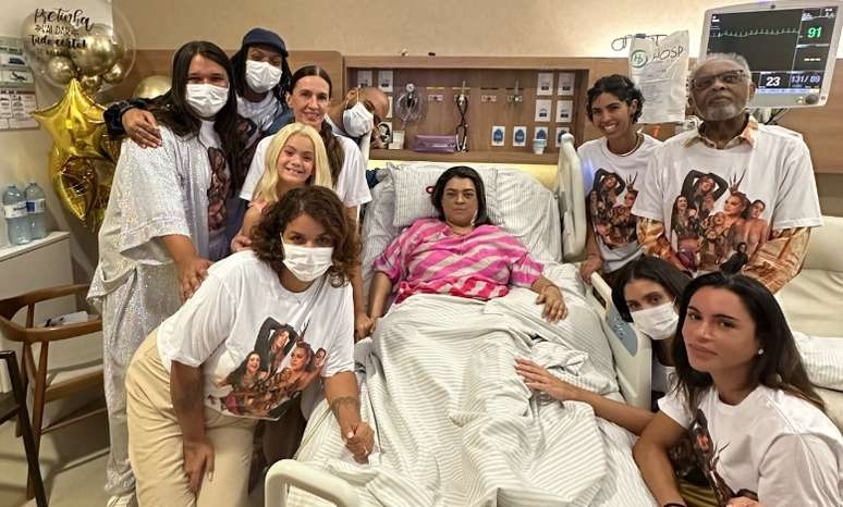 Preta Gil aparece com a família em 1ª foto desde cirurgia para retirada de tumores