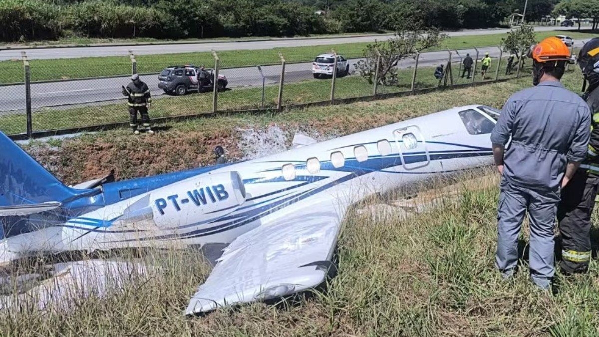 Jato sai da pista e colide em barranco em SP