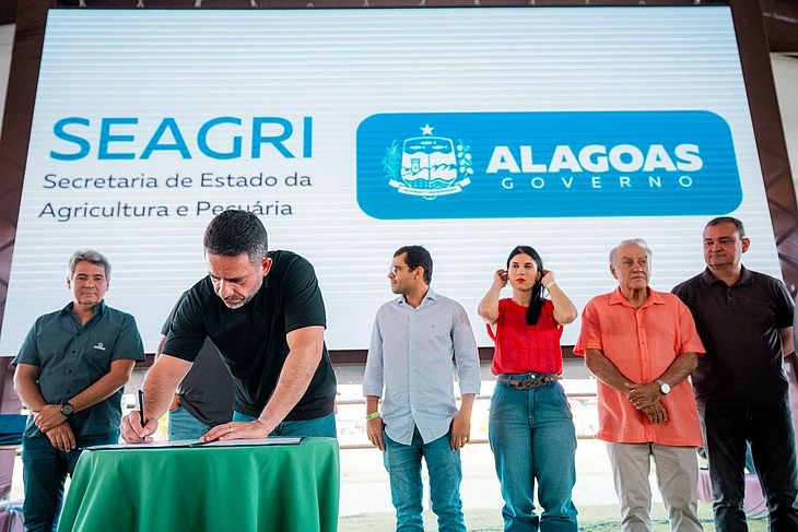 Governador assina decreto que isenta pecuaristas de Alagoas de pagar ICMS