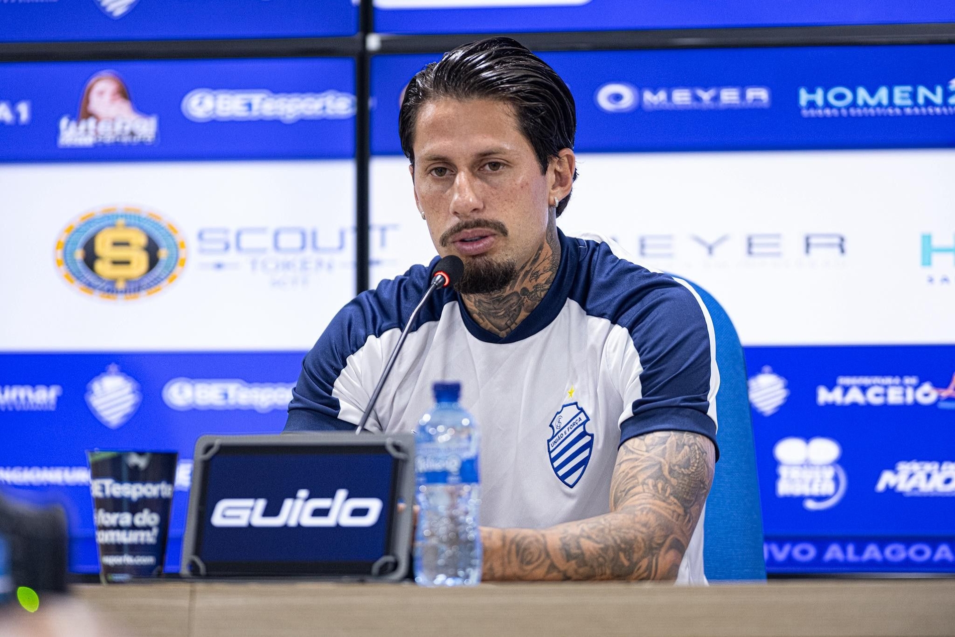 Nicola destaca concorrência no elenco do CSA