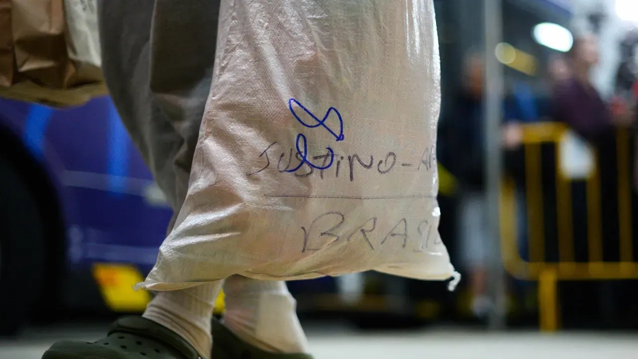 Deportado dos EUA vive momento emocionante ao voltar ao Brasil